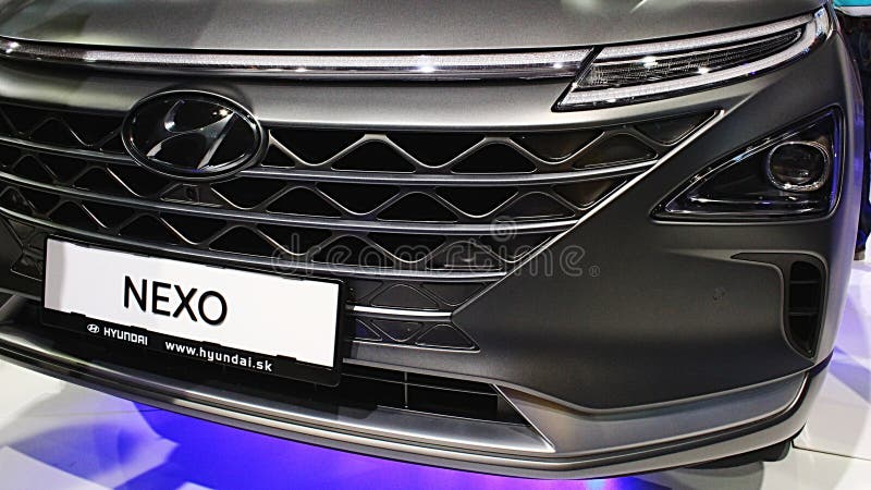 Masque avant et lumières principales de LED de nouvelle voiture Hyundai Nexo de SUV de cellules de fuell d'hydrogène photo libre de droits Masque avant et lumières principales de LED de nouvelle voiture Hyundai Nexo de SUV de cellules de fuell d'hydrogène photo libre de droits