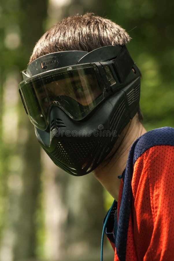 Masque de casque de protection dans le jeu de la boule de peinture, nécessaire pour les yeux et le visage de protection photo libre de droits Masque de casque de protection dans le jeu de la boule de peinture, nécessaire pour les yeux et le visage de protection photo libre de droits