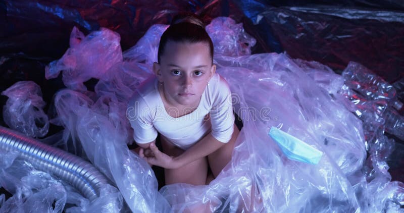 Masque de déchets dangers biologiques de la fille de plastic pollution clips vidéos