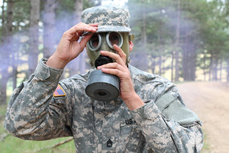 Masque de gaz de port de soldat d'armée en nature photographie stock libre de droits Masque de gaz de port de soldat d'armée en nature photographie stock libre de droits