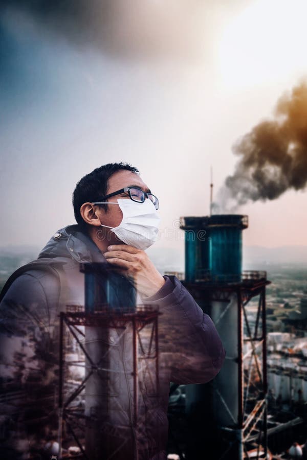 Masque de port d'homme sur le smog et le fond d'usine de pollution de l'air photographie stock