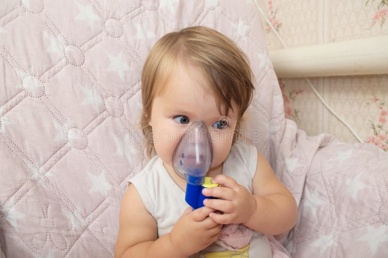 Masque En Difficulte De Nebuliseur D Utilisation De Bebe Pour L Inhalation Procedure Respiratoire Par La Pneumonie Ou Toux Pour Photo Stock Image Du Emotif Procedure