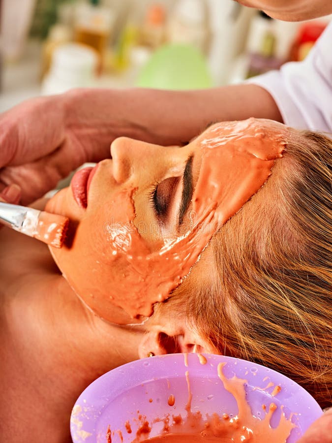 Masque protecteur de collagène Traitement facial de peau Femme recevant la procédure cosmétique photos stock Masque protecteur de collagène Traitement facial de peau Femme recevant la procédure cosmétique photos stock