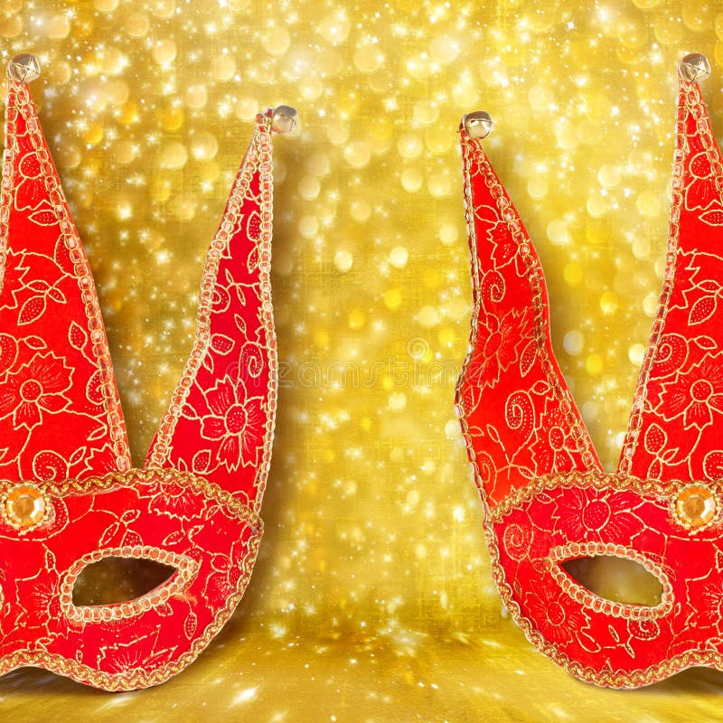 Masque rouge de carnaval sur le fond d'abrégé sur or photo libre de droits Masque rouge de carnaval sur le fond d'abrégé sur or photo libre de droits