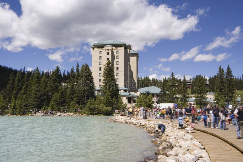 Mass tourism on lake louise near the chateau