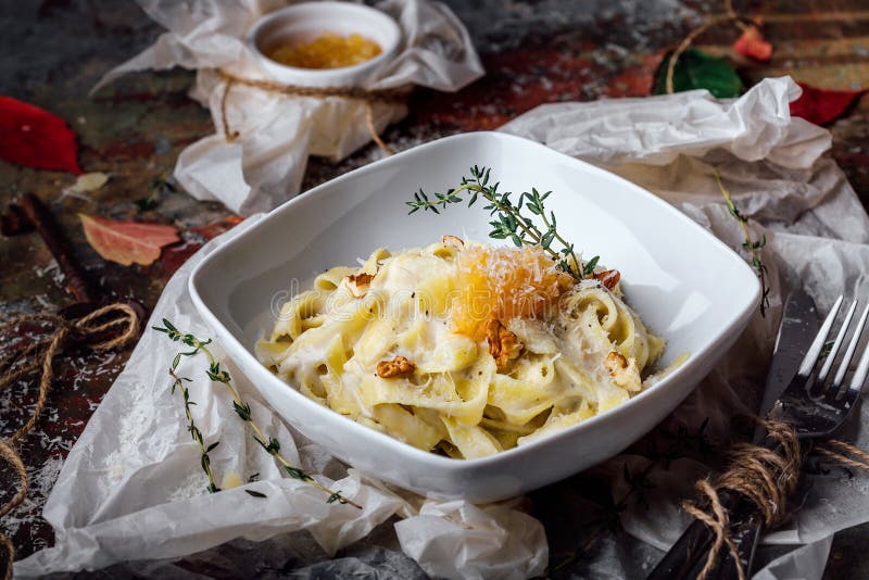 Massa com carbonaria, espaguetes com Parmesão duro e queijo-molho Culinária italiana tradicional Al-Carbonara da massa fotografia de stock Massa com carbonaria, espaguetes com Parmesão duro e queijo-molho Culinária italiana tradicional Al-Carbonara da massa fotografia de stock