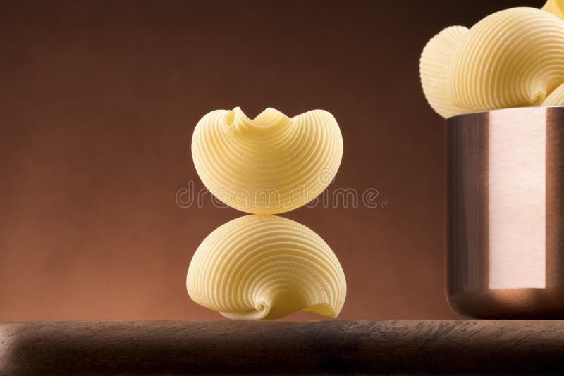Massa com potenci?metro de cobre em um fundo claro imagens de stock Massa com potenci?metro de cobre em um fundo claro imagens de stock