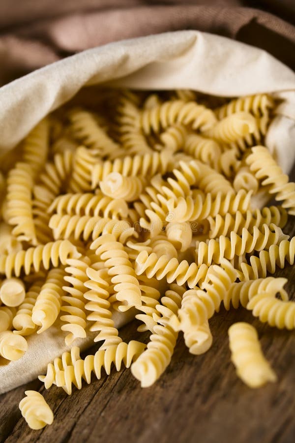 Massa crua de Fusilli ou de Rotini fotos de stock royalty free Massa crua de Fusilli ou de Rotini fotos de stock royalty free
