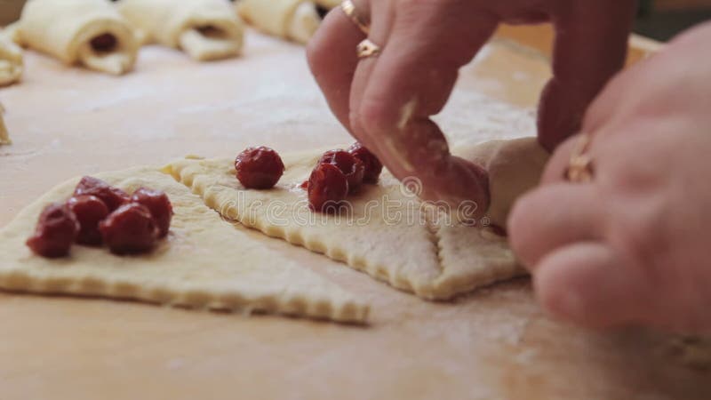 Massa da preparação para bagels de cozimento com cerejas