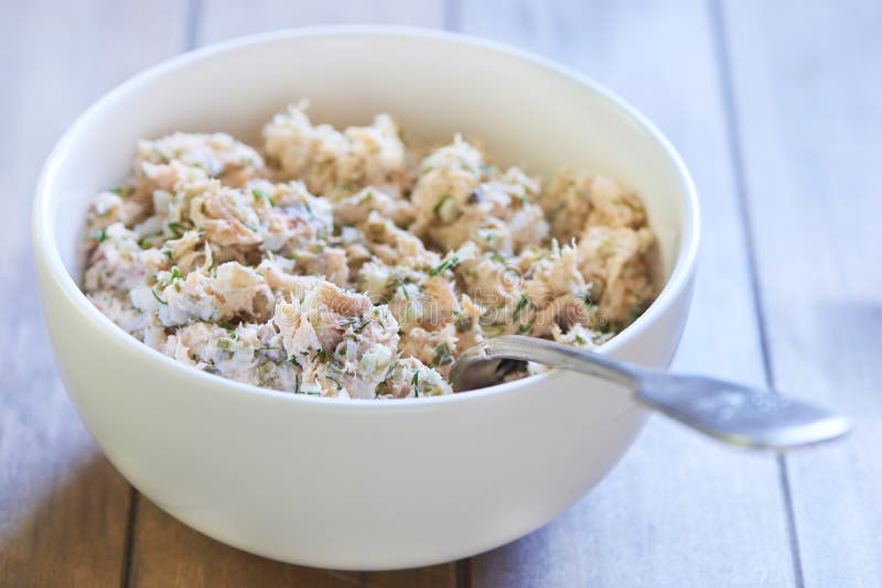 Massa de Lumaconi com salmões, as salmouras e as alcaparras cozidos Processo de cozimento Etapa 4 Mistura de enchimento imagens de stock Massa de Lumaconi com salmões, as salmouras e as alcaparras cozidos Processo de cozimento Etapa 4 Mistura de enchimento imagens de stock