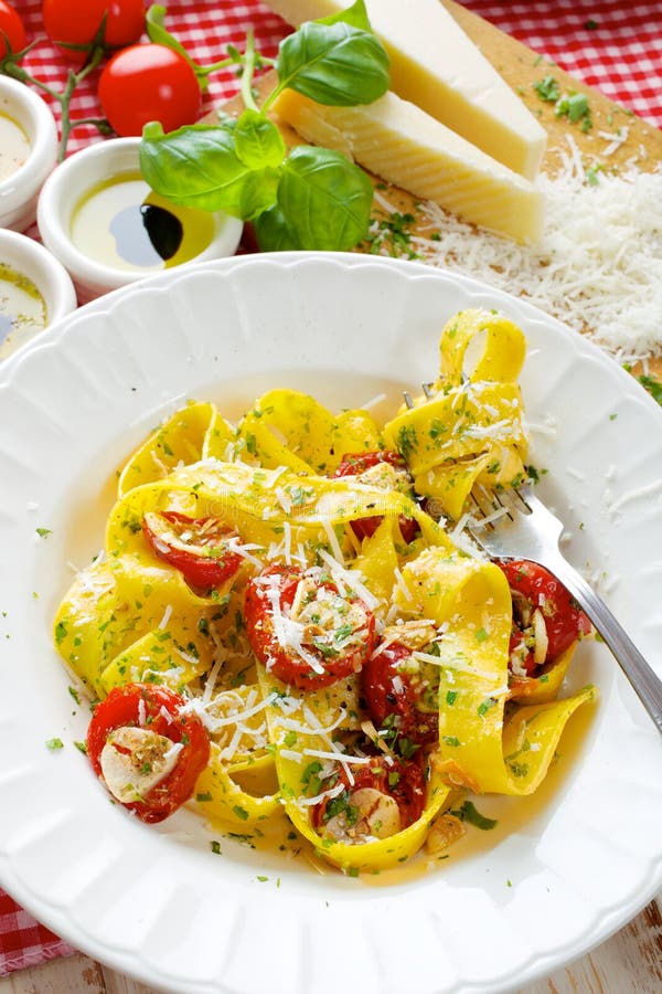 Massa de Pappardelle com tomates e ervas na placa branca imagens de stock Massa de Pappardelle com tomates e ervas na placa branca imagens de stock
