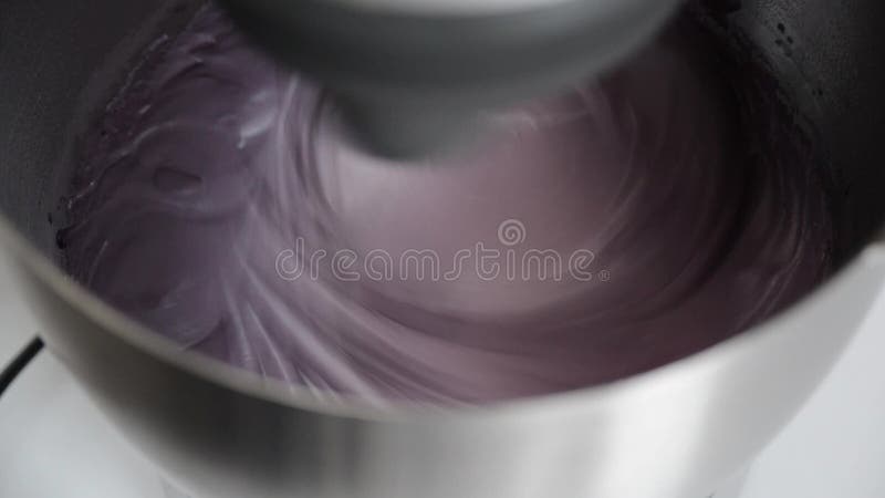 Massa de preparação dos macarões. massa violeta para cozinhar macarões. misturador elétrico ingredientes para massa.