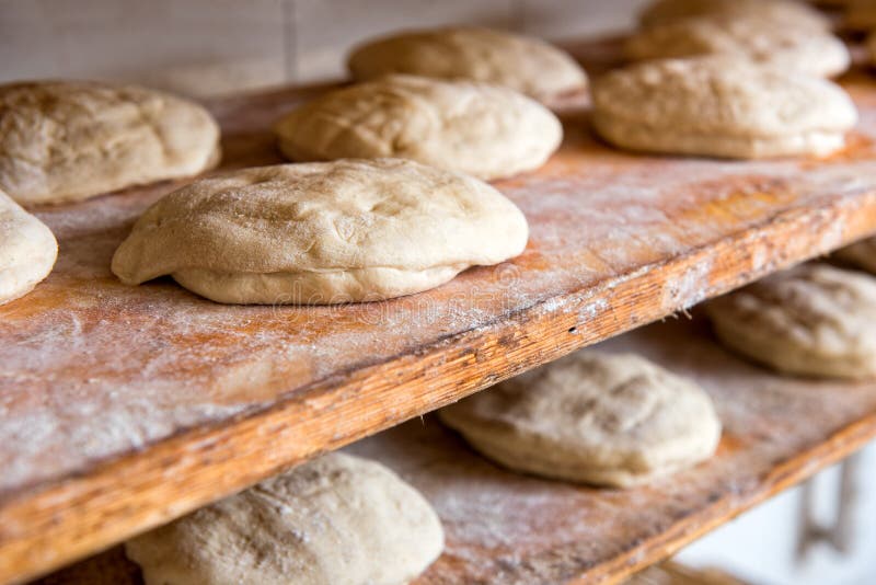A massa de pão crua preparada deu forma em nacos imagens de stock A massa de pão crua preparada deu forma em nacos imagens de stock