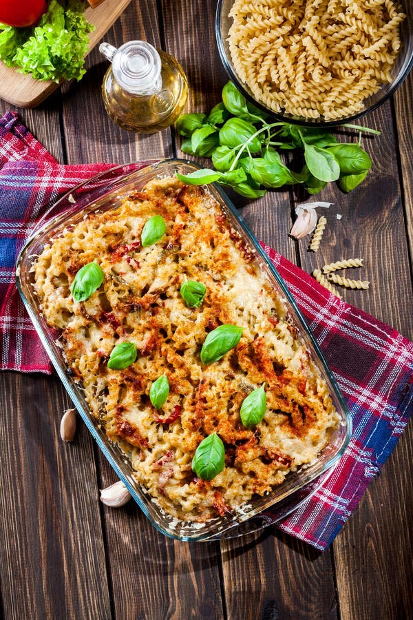 Download Massa Do Fusilli Da Caçarola Com Salsicha, Abobrinha E Queijo Imagem de Stock - Imagem de cuisine, carne: 65576333
