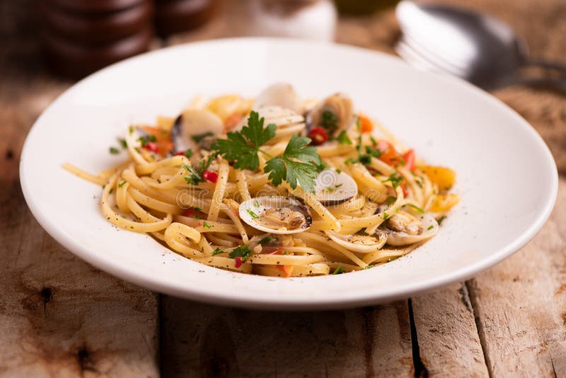 Massa do Linguine em um molho dos moluscos imagens de stock royalty free Massa do Linguine em um molho dos moluscos imagens de stock royalty free