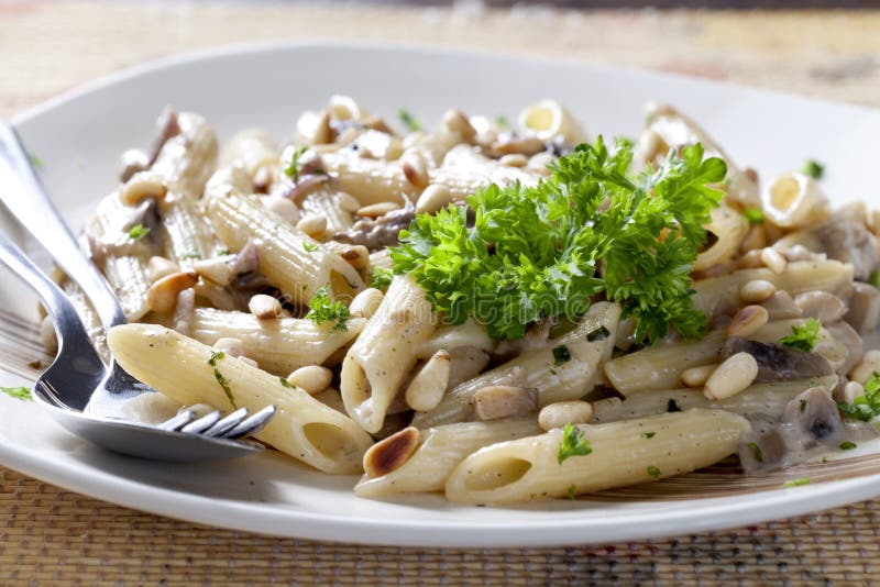 Massa do vegetariano com cogumelos fotografia de stock