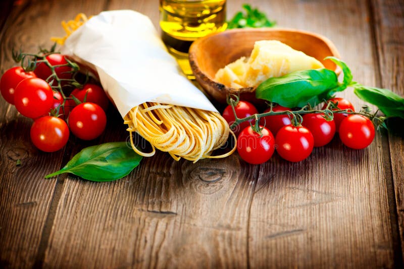 Massa. Espaguetes caseiros italianos fotografia de stock Massa. Espaguetes caseiros italianos fotografia de stock