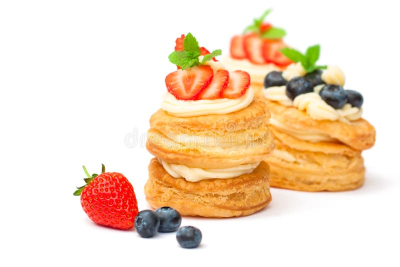 Massa folhada caseira recheada com creme e frutos vermelhos sobre fundo branco imagens de stock royalty free