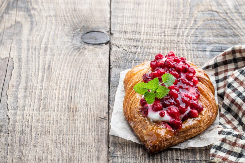 Massa folhada com creme e amora em mesa de madeira fotos de stock royalty free