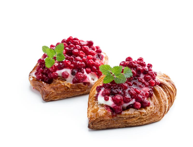 Massa folhada, com nata e baga, isolada em branco fotos de stock royalty free