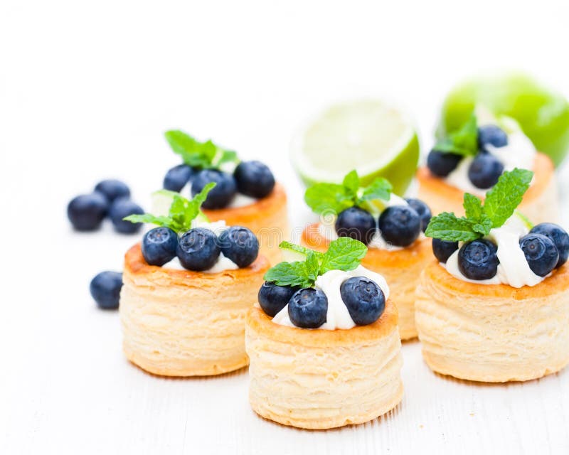 Massa folhada recheada com queijo creme macio e mirtilos com lima foto de stock