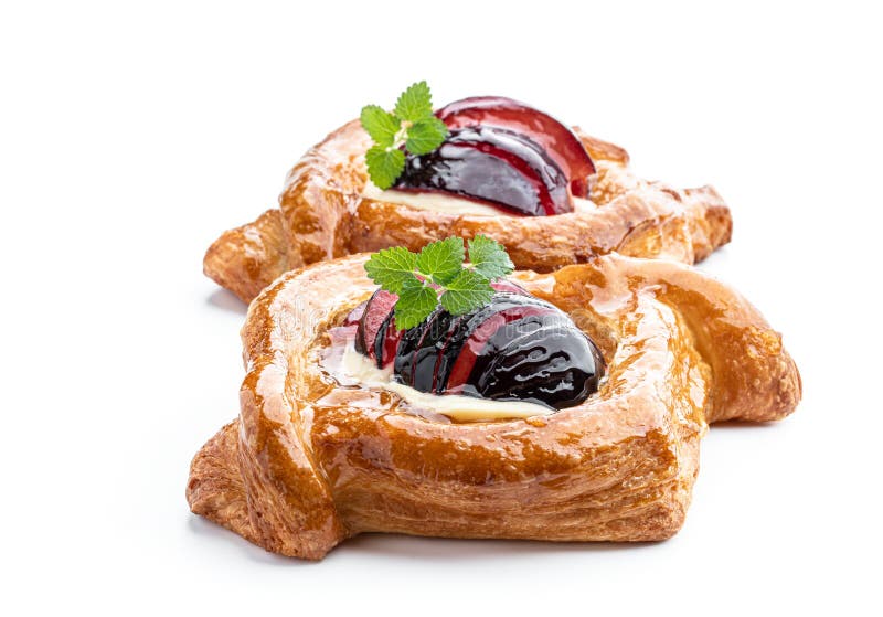 Massa folheada com ameixas isoladas em branco fotografia de stock