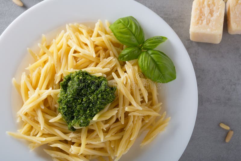 Massa italiana clássica do trofie com molho do pesto imagem de stock royalty free Massa italiana clássica do trofie com molho do pesto imagem de stock royalty free