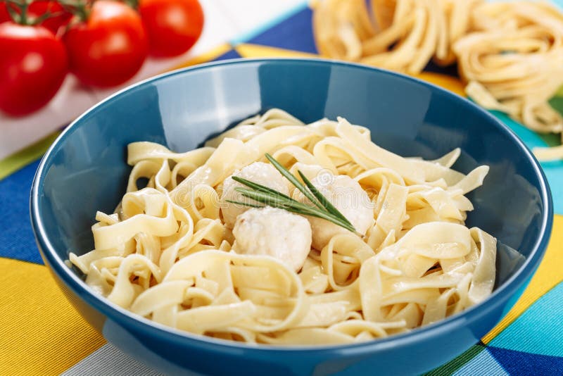 Massa italiana com culinária do bebê do jantar das almôndegas foto de stock royalty free Massa italiana com culinária do bebê do jantar das almôndegas foto de stock royalty free