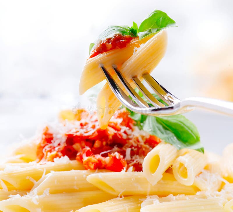 Massa Penne com molho bolonhês imagens de stock Massa Penne com molho bolonhês imagens de stock