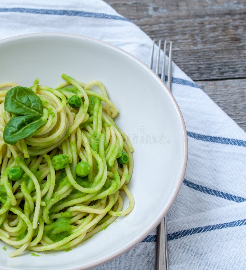 Massa verde com pesto imagens de stock royalty free Massa verde com pesto imagens de stock royalty free