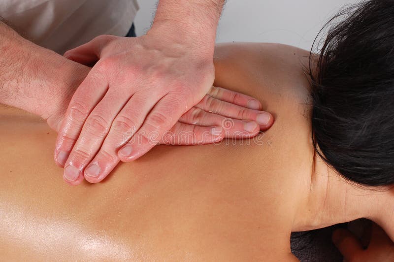 Attraente donna bruna in massaggio rilassante.