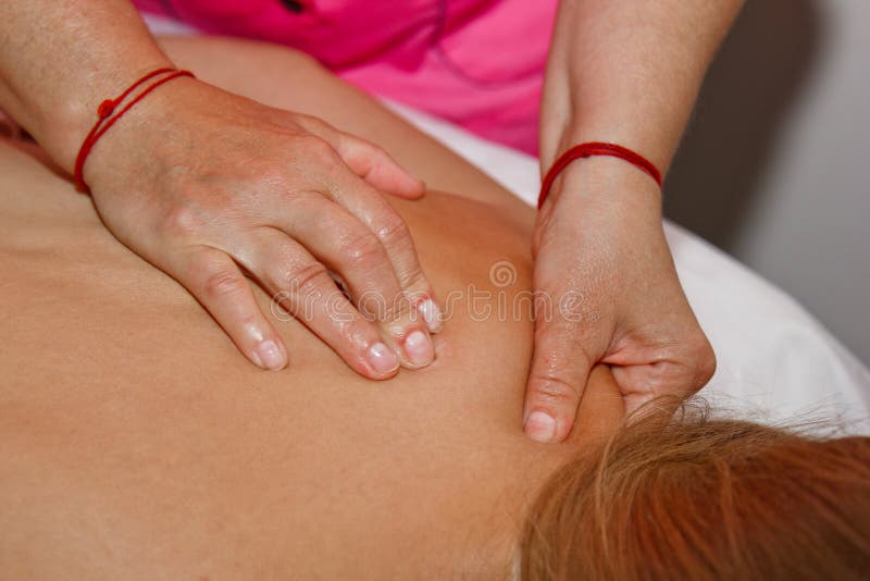 Massage arrière thérapeutique professionnel Le docteur de femme masse la fille l'athlète dans une salle de massage Corps et soins image libre de droits Massage arrière thérapeutique professionnel Le docteur de femme masse la fille l'athlète dans une salle de massage Corps et soins image libre de droits