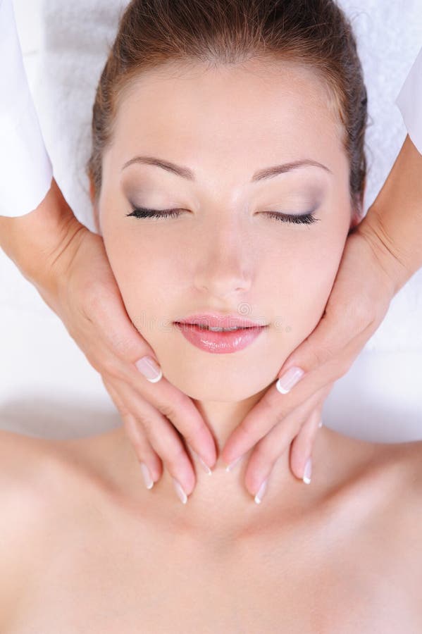 Massage de visage de femme