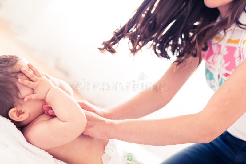 Massage du picaboo de jeu photographie stock libre de droits Massage du picaboo de jeu photographie stock libre de droits