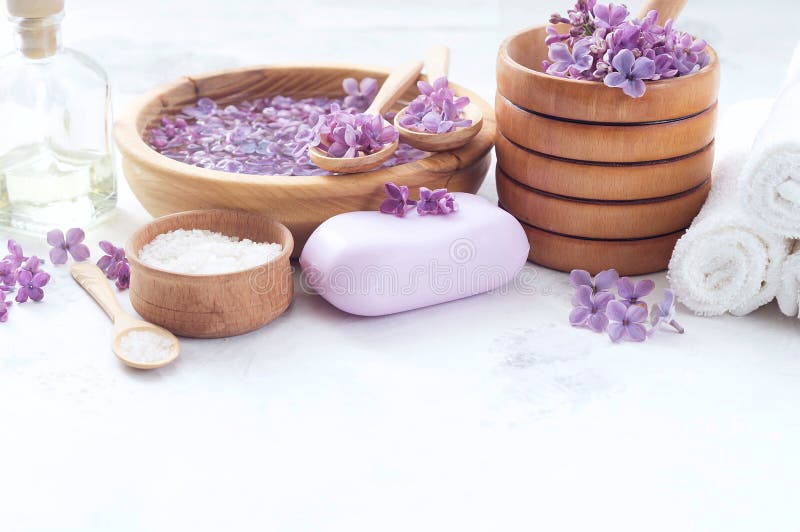 Massage et produits de station thermale avec les fleurs lilas images libres de droits Massage et produits de station thermale avec les fleurs lilas images libres de droits