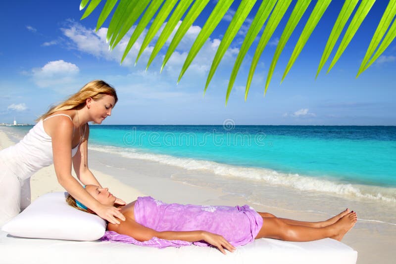 Massage maya de reiki dans le femme des Caraïbes de plage images libres de droits Massage maya de reiki dans le femme des Caraïbes de plage images libres de droits