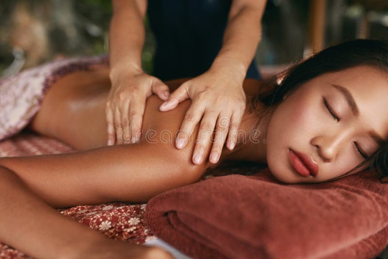 Massage thaï Femme ayant le massage de dos de relaxation au salon de station thermale photo stock Massage thaï Femme ayant le massage de dos de relaxation au salon de station thermale photo stock