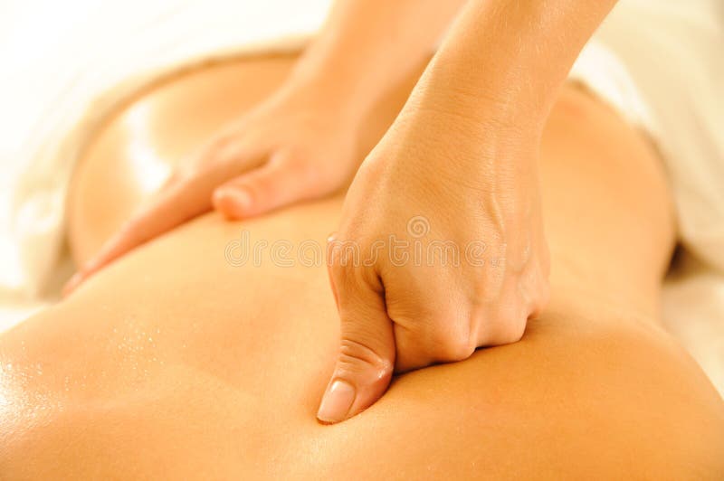 Bella donna in un centro benessere con terapia di massaggio.