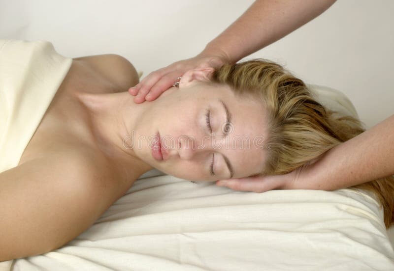 Žena obdržení masážní terapie na krku.