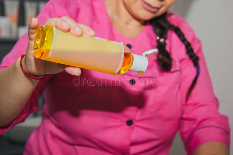 Massage thérapeutique professionnel utilisant l'huile de massage Massages de docteur de femme dans une salle de massage Corps et photo libre de droits Massage thérapeutique professionnel utilisant l'huile de massage Massages de docteur de femme dans une salle de massage Corps et photo libre de droits