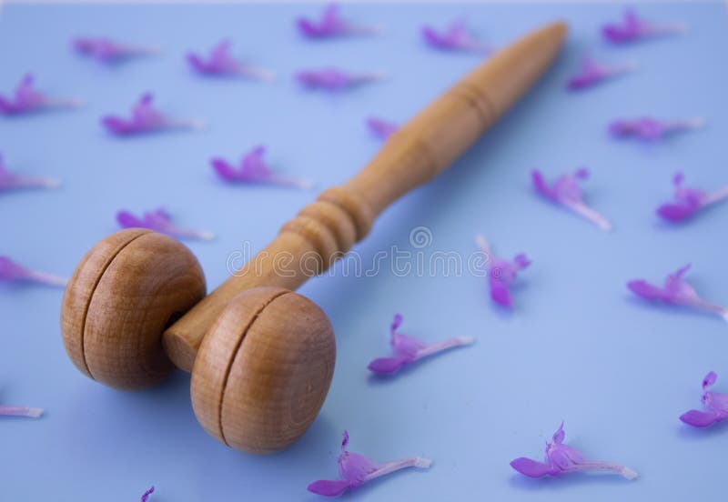 Massagehulpmiddelen van massagers van een cosmetologistgezicht stock foto's Massagehulpmiddelen van massagers van een cosmetologistgezicht stock foto's