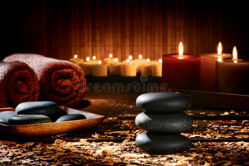 A massagem apedreja o monte de pedras em uns termas holísticos do bem-estar