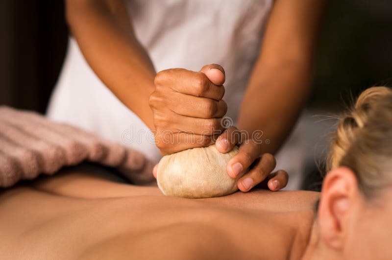 Massagem ayurvedic de Pinda em termas fotografia de stock royalty free Massagem ayurvedic de Pinda em termas fotografia de stock royalty free