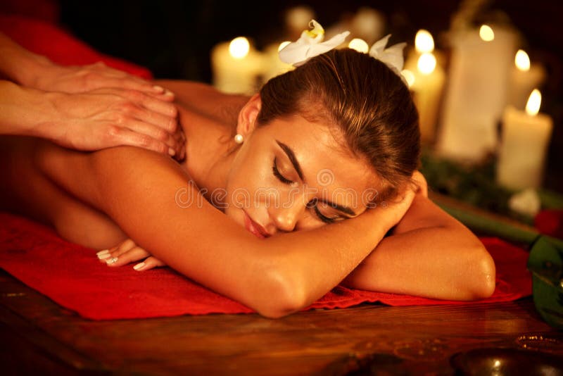 Massagem da mulher no salão de beleza dos termas Terapia oriental interior de Luxary imagem de stock Massagem da mulher no salão de beleza dos termas Terapia oriental interior de Luxary imagem de stock