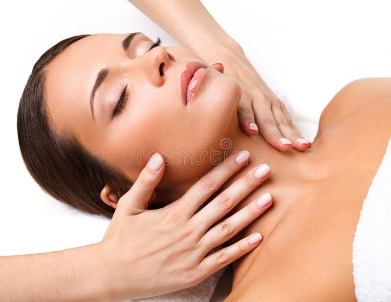 Massagem de cara. Close-up de uma jovem mulher que obtém o tratamento dos termas. foto de stock royalty free Massagem de cara. Close-up de uma jovem mulher que obtém o tratamento dos termas. foto de stock royalty free