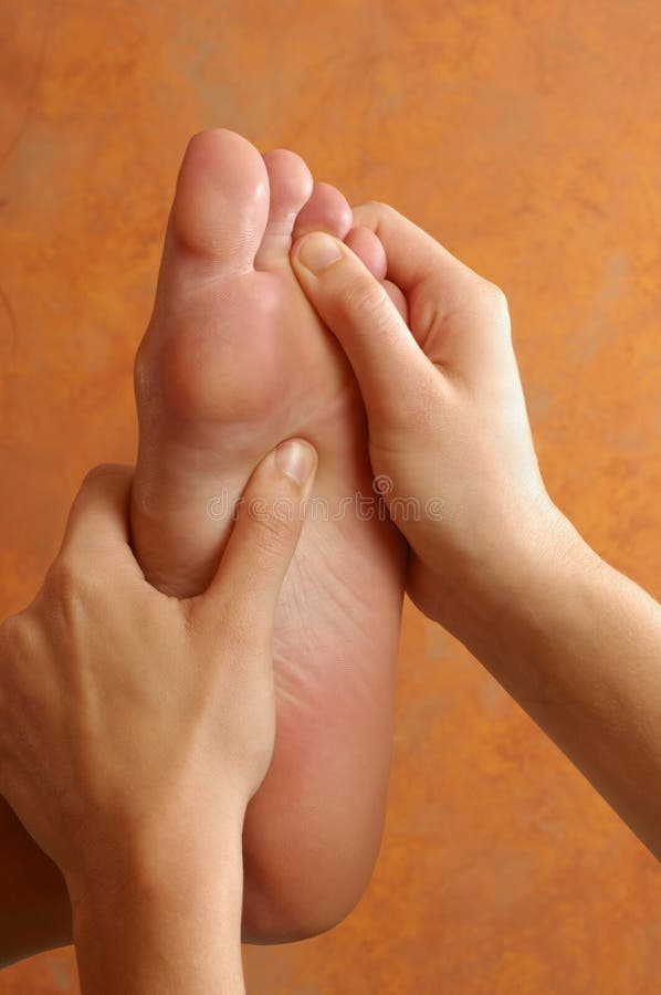 Massagem do pé de Reflexology no centro do Wellness imagens de stock Massagem do pé de Reflexology no centro do Wellness imagens de stock
