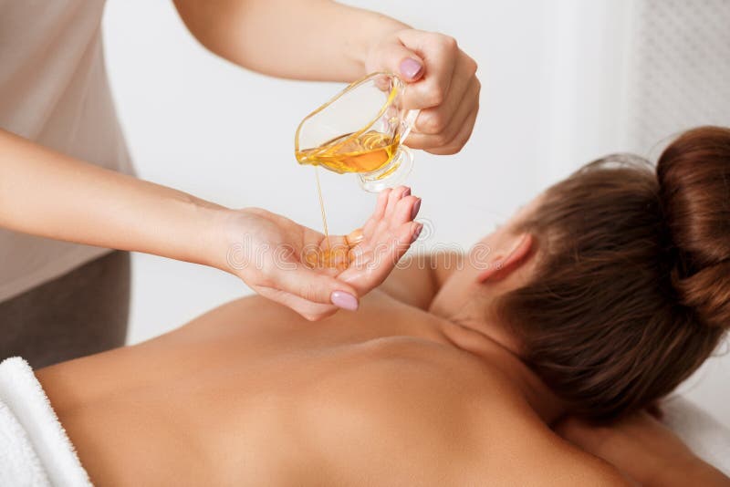 Massagem dos termas Massagista que faz a massagem do ?leo da aromaterapia