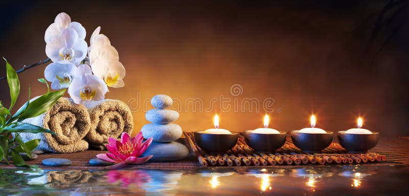 Massagesteine mit Kerzen und Handtücher