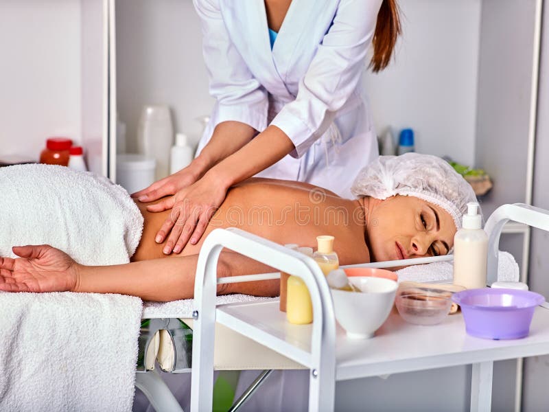 Massageterapiavtal Kvinnaterapeut som gör manuell terapibaksida fotografering för bildbyråer Massageterapiavtal Kvinnaterapeut som gör manuell terapibaksida fotografering för bildbyråer