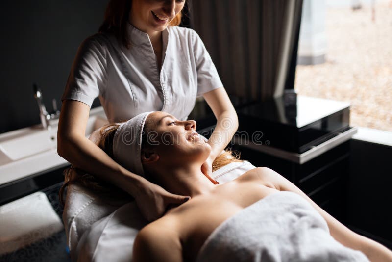 Massagetherapeut, der Frau massiert lizenzfreies stockbild Massagetherapeut, der Frau massiert lizenzfreies stockbild